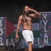 BBC baalt als stekker dat ze stekker niet uit livestream van show Bob Vylan trok BBC baalt als stekker dat ze stekker niet uit livestream van show Bob Vylan trok