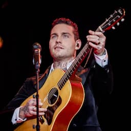 Douwe Bob breekt optreden af vanwege stemproblemen en haalt show later in