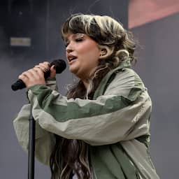 Lola Young annuleert optredens na flauwvallen tijdens concert in New York
