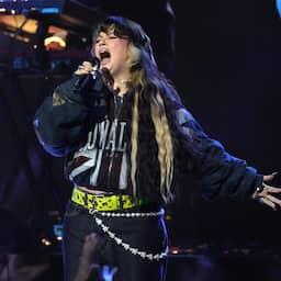 Lola Young zakt ineen tijdens optreden in New York: ‘Gaat nu weer goed met me’