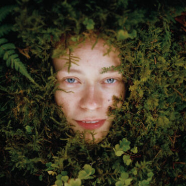 Anna B Savage – You & I Are Earth