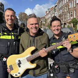 Oud-bassist Kane vindt na dertien jaar gestolen basgitaar terug op Marktplaats