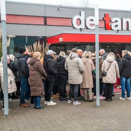 Meer dan 1.500 mensen nemen afscheid van overleden volkszanger René Karst