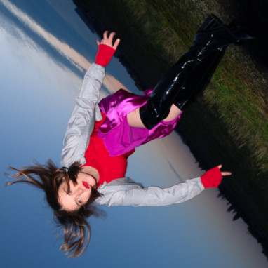 Sophia Kennedy – Squeeze Me