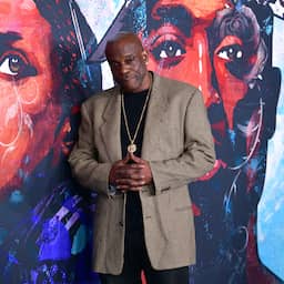 Stiefbroer Tupac sleept moordverdachte voor rechter en spreekt van groter complot